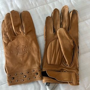 Harley Davidson ladies leather gloves. Size large. Excellent condition.  😎